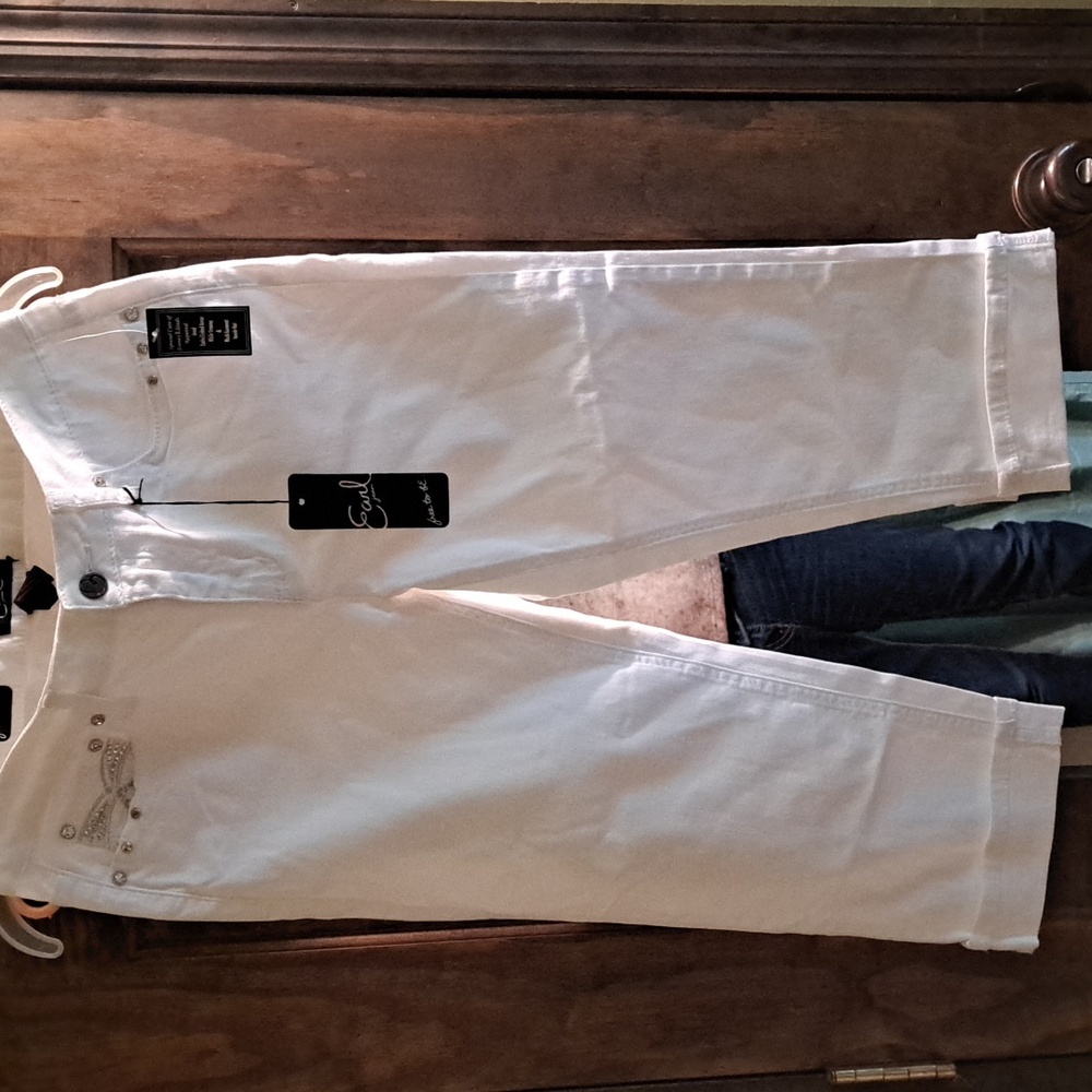 Earl jean white Capri size 8 NWT embellished pockets.